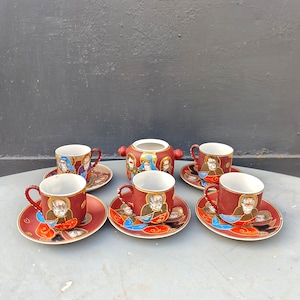 Tazas de café de porcelana fina Moriage Satsuma japonesa con platillos y azucarero.