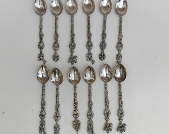 Versilberte gemusterte Tassen-Löffel. Bordini Montagnani Stil verzierte Kaffeelöffel Set von 12