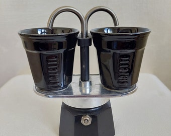 Vintage 90er Jahre Aluminium und Kunststoff schwarze Kaffeemaschine Bialetti für 2 Tassen mit einem Set von 2 schwarzen Porzellantassen Bialetti