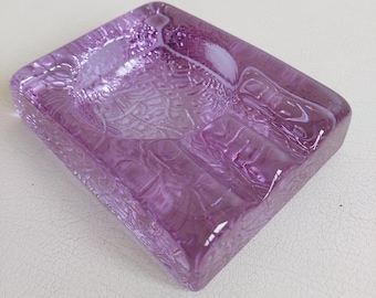 Alexandrit Neodym-Kristall Aschenbecher Chameleon schwerer Glasaschenbecher mit Art-Deco-Gravuren.