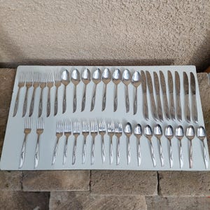 Versilbertes Besteck- Set für 8 Personen, Gabeln, Messer, Löffel und Teelöffel von „W MA 1847 Rogers Bros“. 40 Besteck