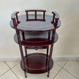 Antieke ovale salontafel voor in de woonkamer van ingelegd mahoniehout.