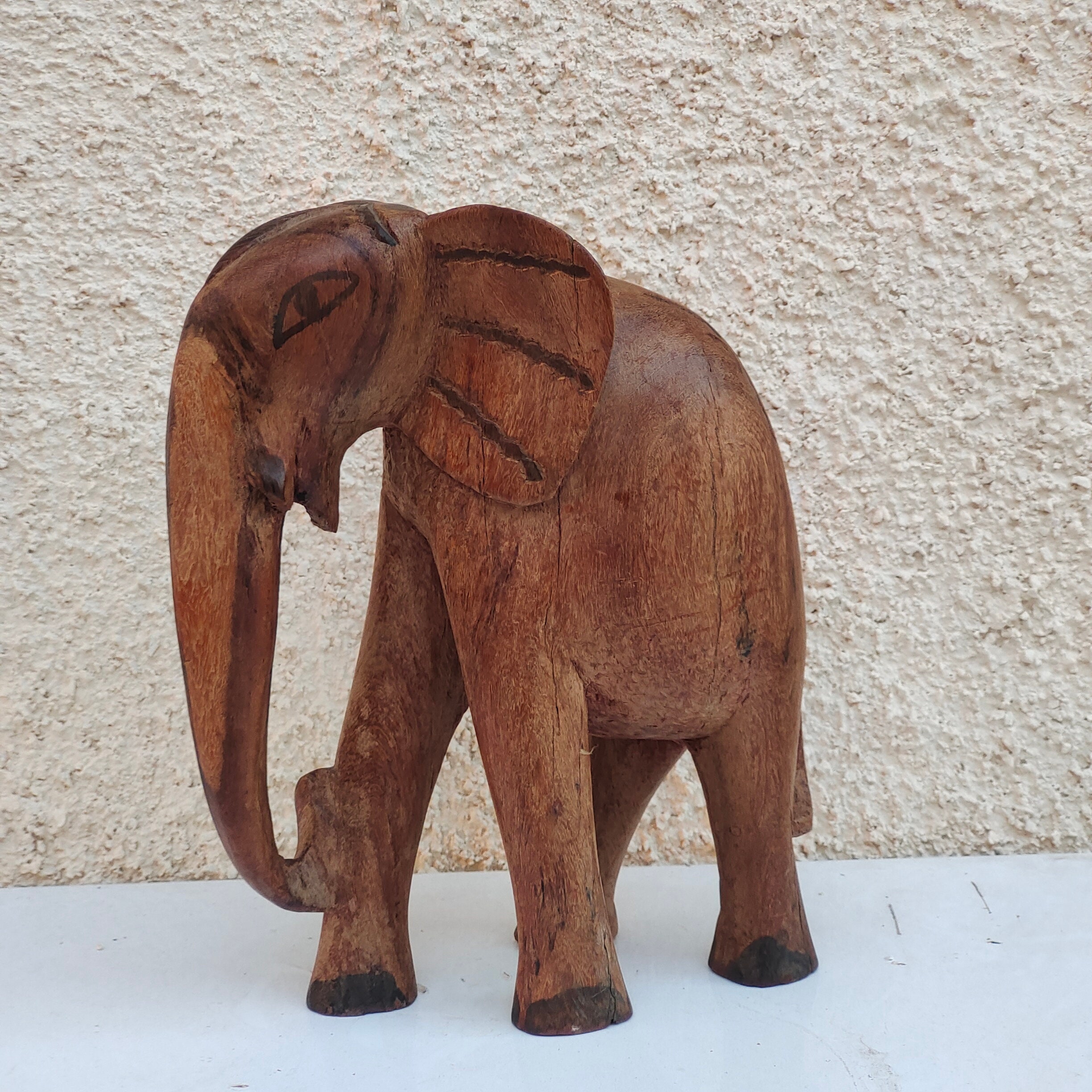 木彫りの大きい象チーク材 大きな象のチーク材の手彫りの木製テーブル動物フィギュアアフリカの