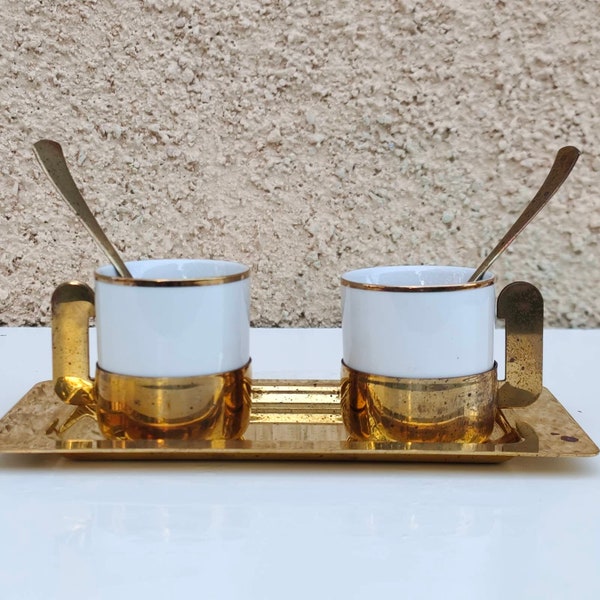 Tazze da caffè vintage in stile Art Nouveau in porcellana bianca e ottone dorato con piattini, cucchiai e vassoio, set da due