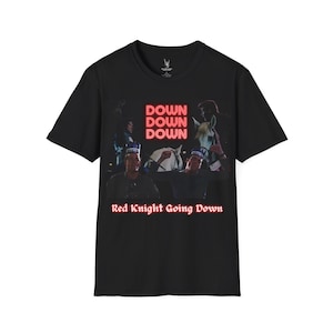 Op de afbeelding: Zwart T-shirt met een rode neon-afbeelding van de woorden "DOWN DOWN DOWN" en een foto van een band met de tekst "Red Knight Going Down" eronder.