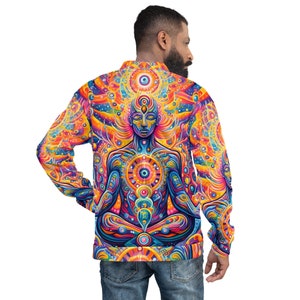 Może przedstawiać: Kolorowa kurtka z długimi rękawami z psychodelicznym wzorem przedstawiającym medytującą postać z trzecim okiem i wzorem mandali. Kurtka jest wykonana z miękkiego, wygodnego materiału i ma luźny krój.