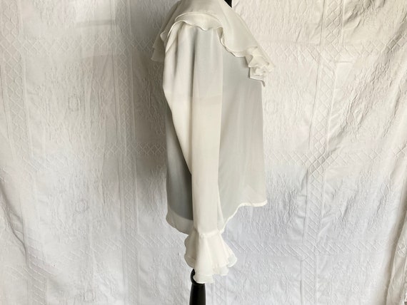 Elegant ivory long-sleeved blouse with soft roman… - image 4