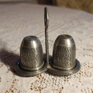 Salière et poivrière faites main Norsk Tinn en étain avec plateau