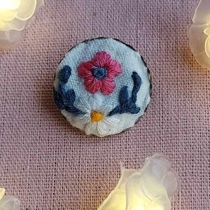 Broche brodée fleurs