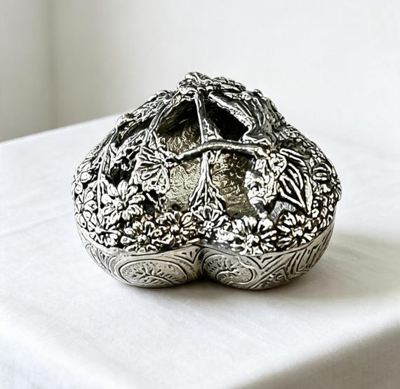 Vintage 1980s A E Williams Pewter Heart Trinket / Pill Box – Fairy & Floral Design, Marked View 4