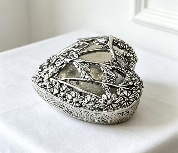 Vintage 1980s A E Williams Pewter Heart Trinket / Pill Box – Fairy & Floral Design, Marked View 5