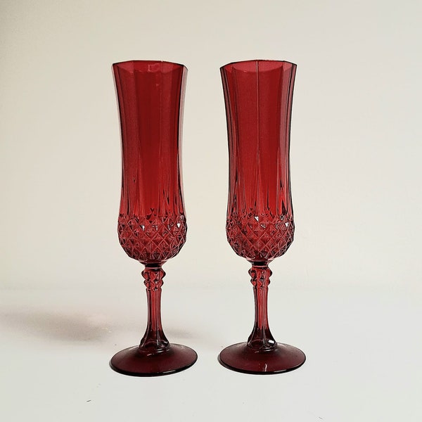 1980s Cristal d’Arques Ruby Red Longchamp Lead Crystal Sparkling Wine Champagne Flutes (Set of 2) Rare Colour