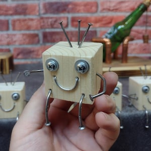 10 articoli. Robot di legno, porta biglietti da visita/foto, calamita da frigorifero.