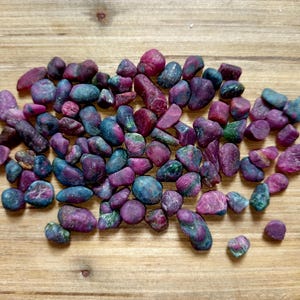 15 pezzi di rubino grezzo zoisite, rubino grezzo naturale, non lucidato, sfuso, cristallo per guarigione energetica, grezzo per la creazione di gioielli, regalo unico