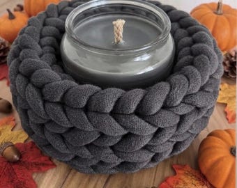 Knitting pattern for an autumnal knitted wreath/decorative wreath. Digital file. For all seasons.