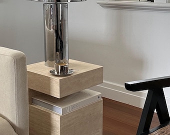 Mesa Auxiliar de Travertino Hecha a Mano: Pedestal Moderno de Piedra