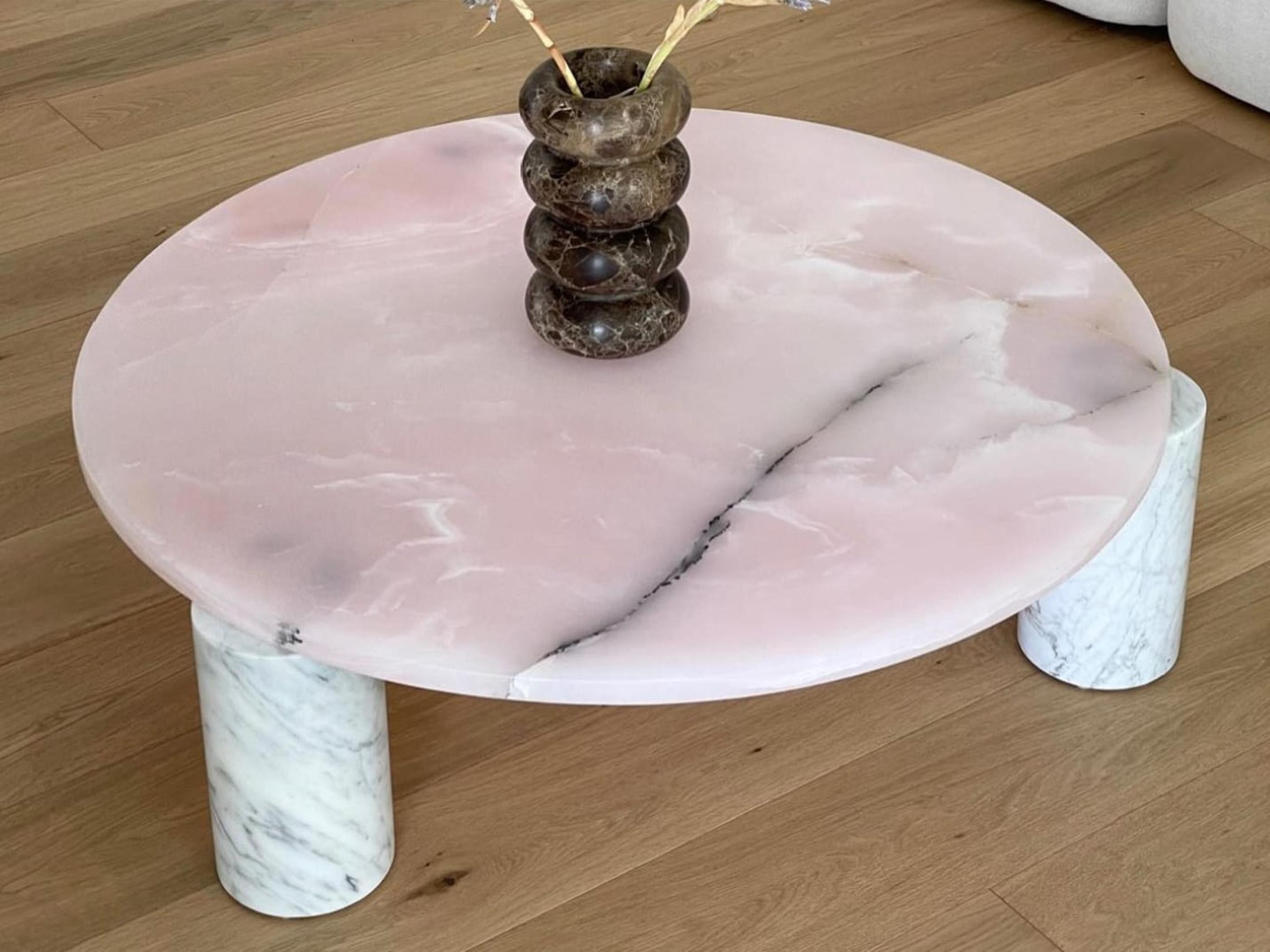 ピンクオニキスのサイドテーブル：丸型大理石天板、モダンなアクセント