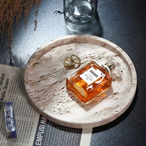 Bandeja redonda de travertino hecha a mano – bandeja organizadora de mármol natural