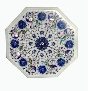 Puede incluir: Mesa octogonal de mármol blanco con intrincado diseño floral y de pavo real. El diseño presenta vibrantes flores azules, pavos reales y detalles iridiscentes. Una pieza decorativa para cualquier habitación.