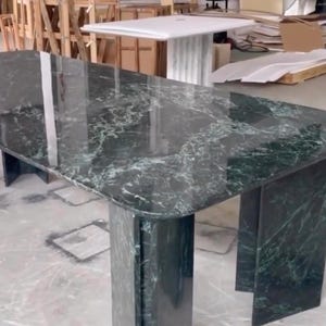 Mesa de centro em mármore verde minimalista, móvel de destaque em pedra natural
