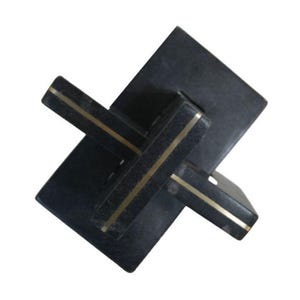 Könnte beinhalten: Ein schwarzes Holzpuzzle mit goldenen Akzenten. Das Puzzle besteht aus vier Teilen, die zusammengefügt werden, um eine Kreuzform zu bilden.