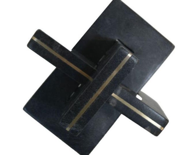 Handcrafted Geometric Knot Sculpture: Speckled Stone for Table Decor