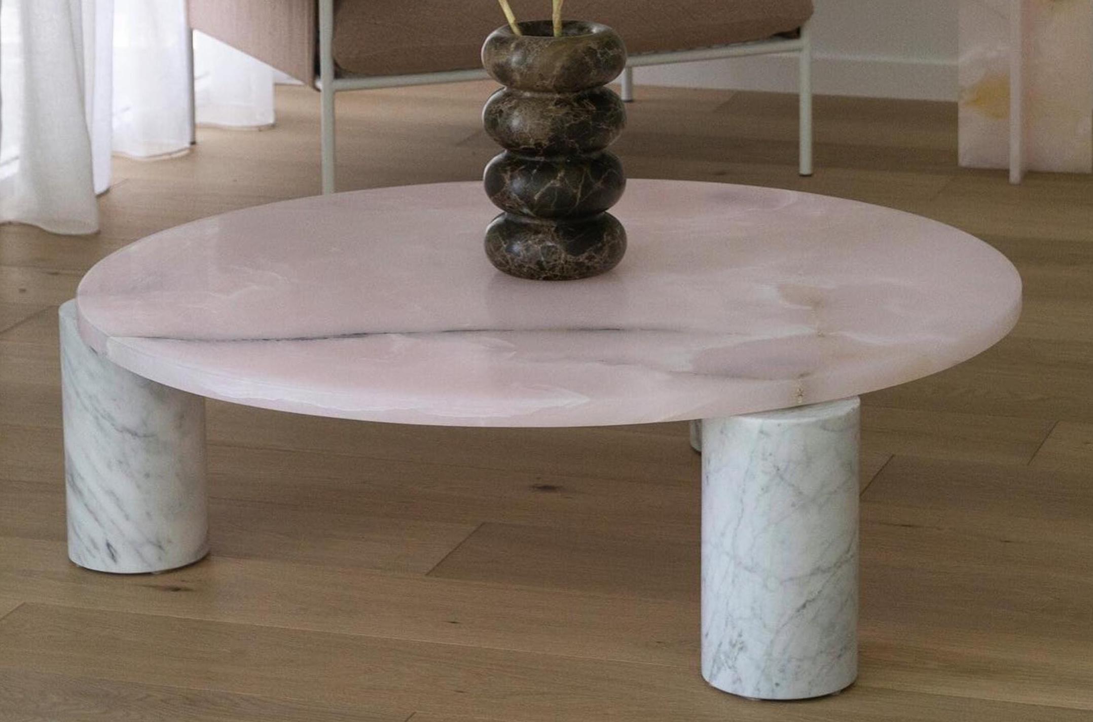ピンクオニキスのサイドテーブル：丸型大理石天板、モダンなアクセント