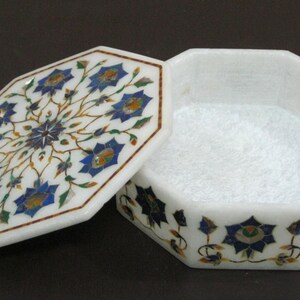 Dekorative Box mit Achteck-Marmor-Inlay und Blumenmuster