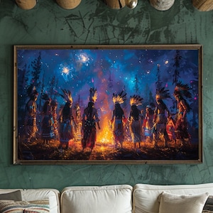 Puede incluir: Una pintura de un grupo de indígenas americanos bailando alrededor de una fogata bajo un cielo estrellado. La pintura está enmarcada y colgada en una pared de una sala de estar rústica.