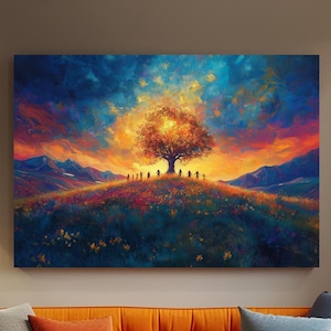 Puede incluir: Un sofá naranja con cojines grises, naranjas y azules. Sobre el sofá, una gran pintura colorida de un árbol en una colina bajo una vibrante puesta de sol. Una mesa de centro redonda negra y un otomán gris están frente al sofá.