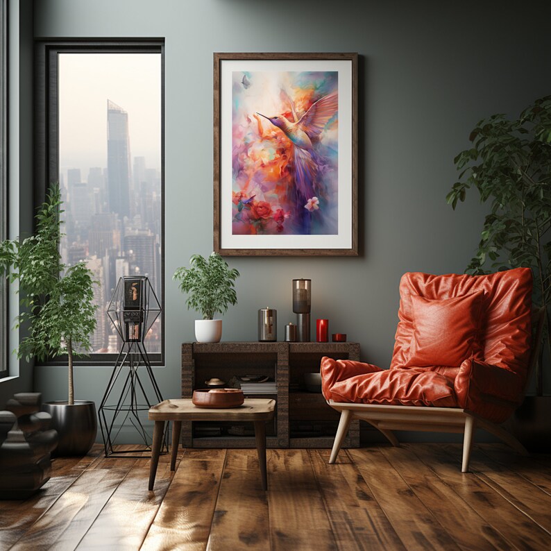 Op de afbeelding: Een woonkamerinterieur met een ingelijst schilderij van een kleurrijke kolibrie in vlucht. Het schilderij hangt aan een lichtblauwe muur boven een houten plank met een rode leren fauteuil en een salontafel.