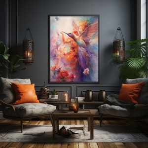 Op de afbeelding: Een schilderij van een kolibrie in vlucht met kleurrijke vleugels en een lange snavel. De kolibrie wordt omringd door een kleurrijke achtergrond van bloemen en wolken. Het schilderij is ingelijst en hangt aan een donkere muur in een woonkamer.