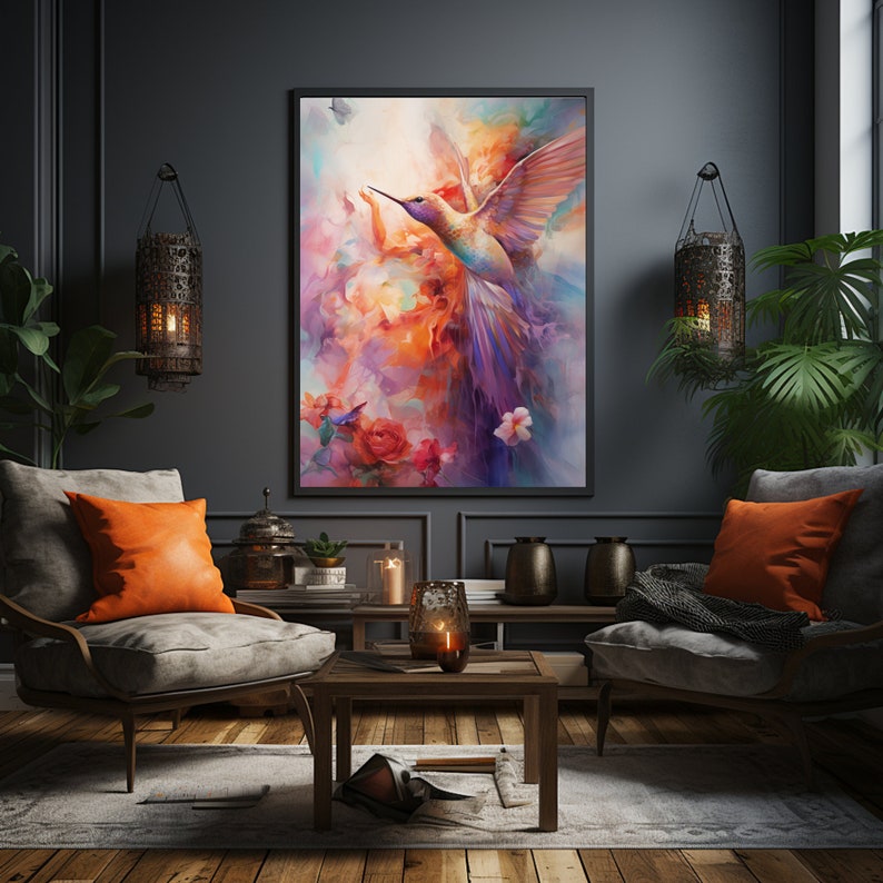 Op de afbeelding: Een schilderij van een kolibrie in vlucht met kleurrijke vleugels en een lange snavel. De kolibrie wordt omringd door een kleurrijke achtergrond van bloemen en wolken. Het schilderij is ingelijst en hangt aan een donkere muur in een woonkamer.