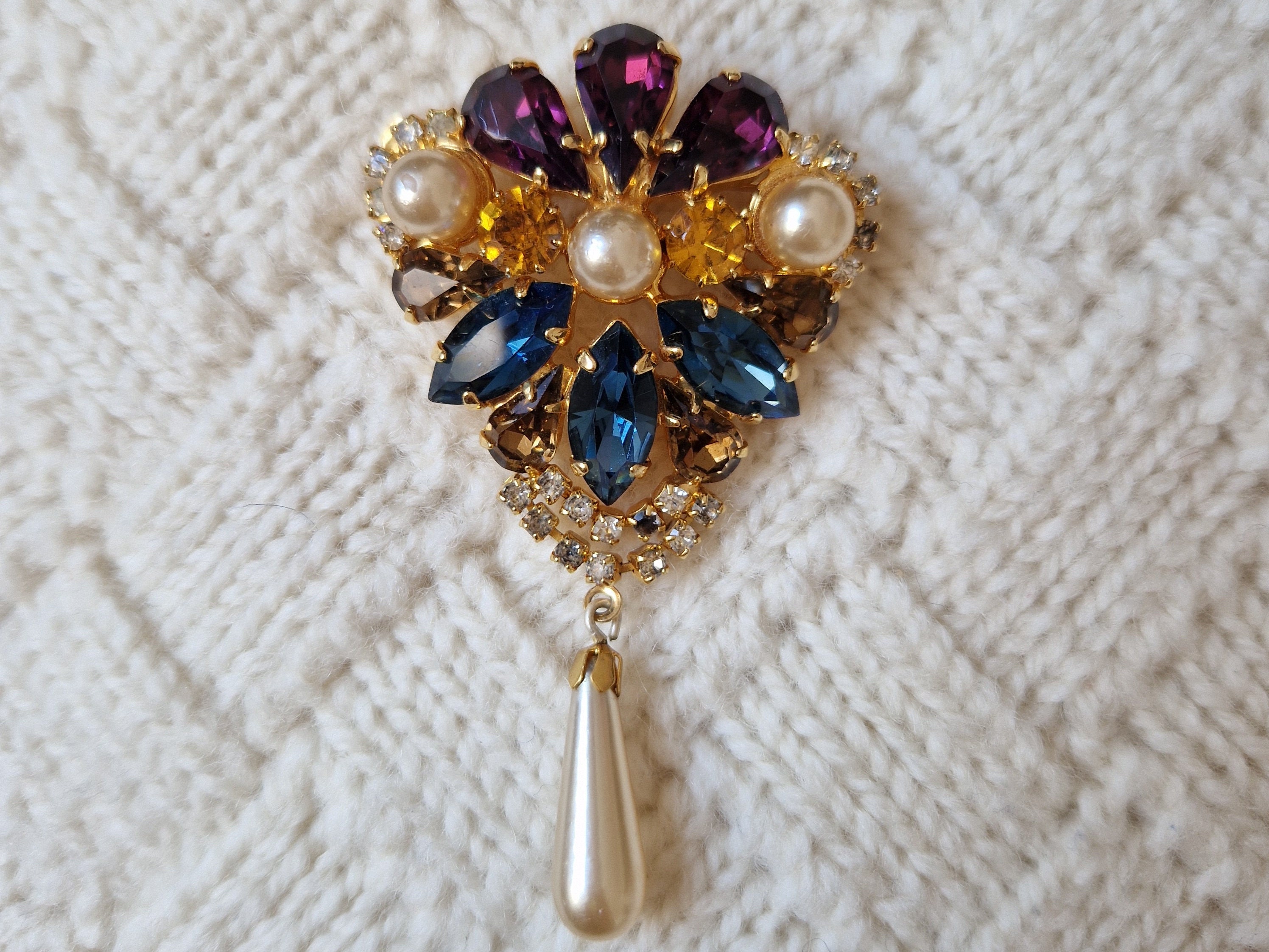 tbymallano Vintage Unsigned Colorful Brooch with A Dangling Pearl, Gold Tone Crystal Brooch Pin, Vintage Brooch with Pearls