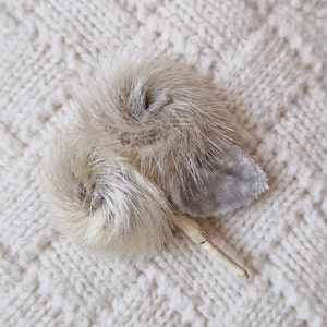 Vintage Unsigned Winter Faux Fur Flower Pin Brooch, Vintage Cloth Brooch, White Cream Vintage Fur Brooch