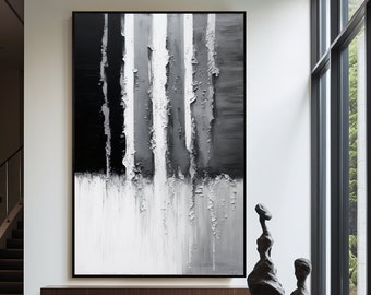 Könnte beinhalten: Ein abstraktes Schwarzweißbild mit vertikalen Streifen hängt an einer weißen Wand in einem modernen Interieur. Eine Holzbank befindet sich unter dem Bild, und ein schwarzer und brauner Couchtisch mit einer Skulptur steht im Vordergrund.