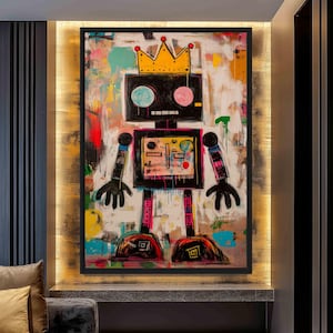 Op de afbeelding: Een groot ingelijst schilderij van een robot met een kroon. De robot is zwart met kleurrijke details, waaronder roze, geel en blauw. De achtergrond is een mix van kleuren, met spetters van rood, groen en geel.