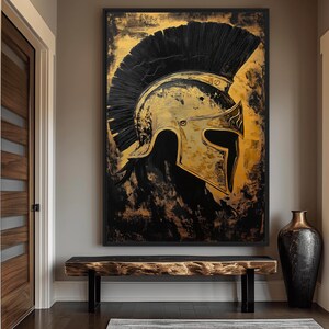 Op de afbeelding: Een zwart-gouden schilderij van een Spartaanse helm met een zwarte pluim. De helm is realistisch geschilderd met details van het metaal en de pluim.