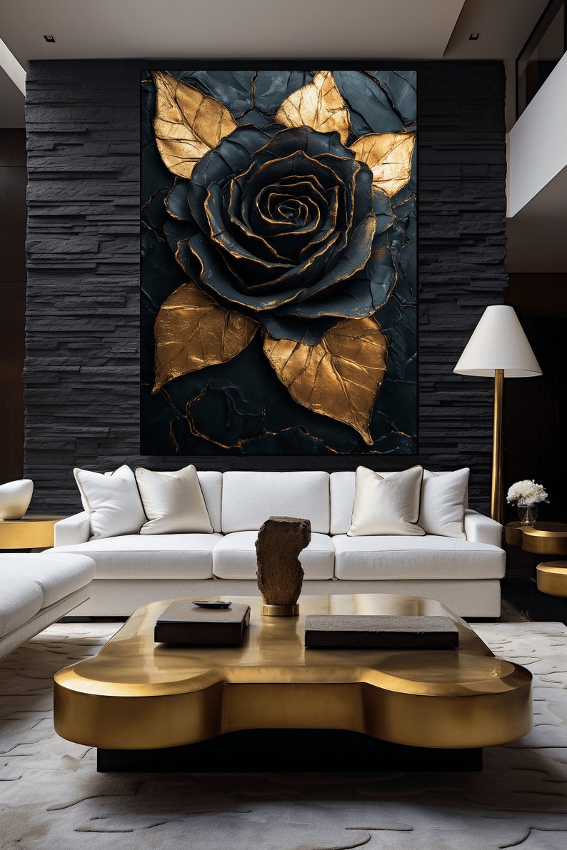 Puede incluir: Una rosa negra y dorada con p&eacute;talos y hojas texturizados, expuesta en una pared en un sal&oacute;n moderno.