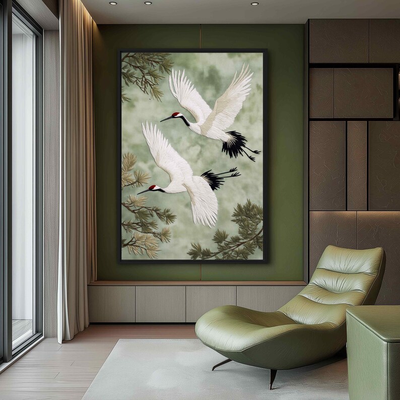 Puede incluir: Una obra de arte enmarcada que presenta dos grullas blancas en vuelo sobre un fondo verde suave. Las aves tienen puntas de las alas negras y marcas rojas en la cabeza, con texturas detalladas de plumas. La obra est&aacute; en un espacio de vida moderno.