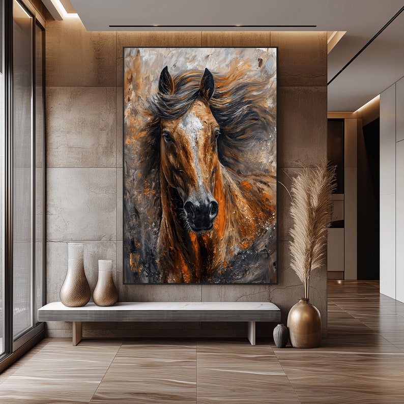 Op de afbeelding: Een schilderij van een bruin paard met een witte bles op zijn voorhoofd. De manen en staart van het paard wapperen in de wind. De achtergrond is een mix van bruin, oranje en zwart.