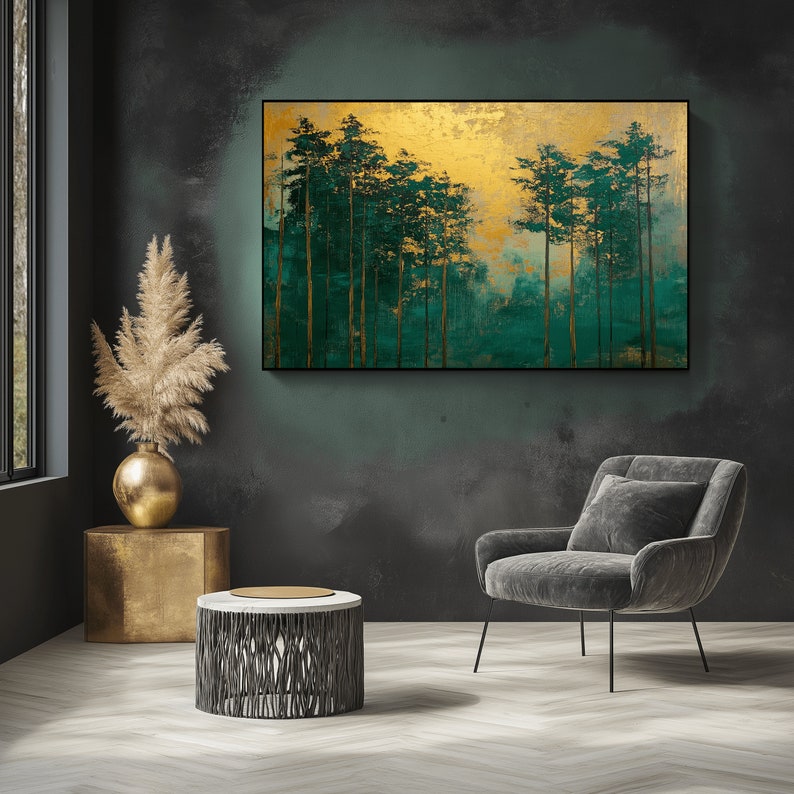 Puede incluir: Pintura abstracta de un bosque con &aacute;rboles verdes y fondo dorado. La pintura est&aacute; enmarcada y colgada en una pared oscura.