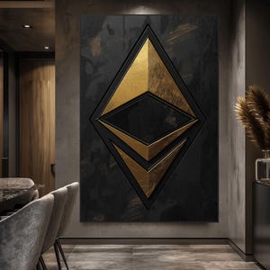 Puede incluir: Un logotipo dorado de Ethereum, una criptomoneda, sobre un lienzo negro con un fondo texturizado. El logotipo es una forma de diamante estilizada con un diamante más pequeño en su interior.