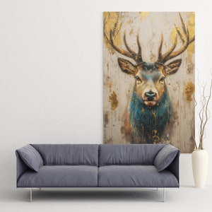 K&ouml;nnte beinhalten: Ein Gem&auml;lde eines Hirschkopfes mit gro&szlig;en Geweih. Der Hirsch hat ein blaues und braunes Fell mit goldenen Akzenten. Der Hintergrund ist hellgrau mit goldenen Spritzern.