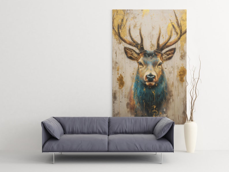 K&ouml;nnte beinhalten: Ein Gem&auml;lde eines Hirschkopfes mit gro&szlig;en Geweih. Der Hirsch hat ein blaues und braunes Fell mit goldenen Akzenten. Der Hintergrund ist hellgrau mit goldenen Spritzern.