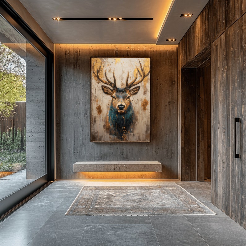 K&ouml;nnte beinhalten: Ein gro&szlig;es Gem&auml;lde eines Hirsches mit Geweih, vor einem hellbraunen Hintergrund mit goldenen Akzenten. Das Gem&auml;lde h&auml;ngt an einer Wand in einem modernen Haus mit Betonboden und einer Holzbank.