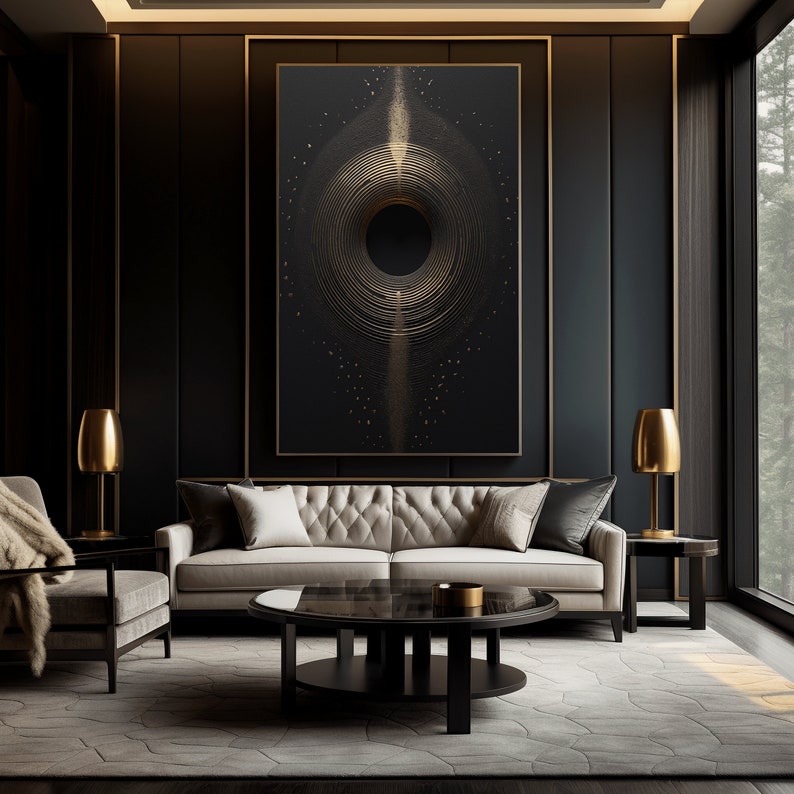 Puede incluir: Un lujoso sal&oacute;n con una gran obra de arte abstracta con l&iacute;neas doradas conc&eacute;ntricas sobre un fondo negro. Un sof&aacute; beige acolchado, dos l&aacute;mparas doradas y una mesa de centro negra completan la elegante decoraci&oacute;n. La habitaci&oacute;n tiene paredes oscuras y una gran ventana.