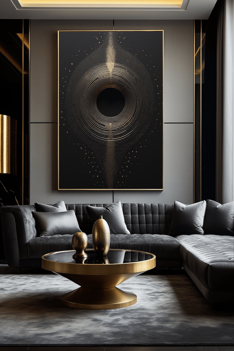 Puede incluir: Un sal&oacute;n moderno con una gran obra de arte abstracta con c&iacute;rculos dorados conc&eacute;ntricos sobre un fondo negro. Un sof&aacute; seccional gris oscuro con cojines a juego se encuentra debajo de la obra de arte. Una mesa de centro dorada con jarrones decorativos completa la escena.