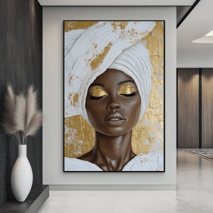 K&ouml;nnte beinhalten: Ein Gem&auml;lde einer Frau mit goldenem Lidschatten und einem wei&szlig;en Kopftuch. Der Hintergrund ist ein goldenes und wei&szlig;es abstraktes Design.