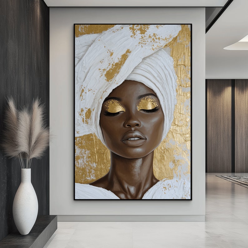 K&ouml;nnte beinhalten: Ein Gem&auml;lde einer Frau mit goldenem Lidschatten und einem wei&szlig;en Kopftuch. Der Hintergrund ist ein goldenes und wei&szlig;es abstraktes Design.